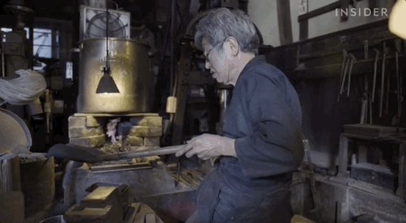 Gif depicting Hirakawa Yasuhiro placing steel in a wood-burn