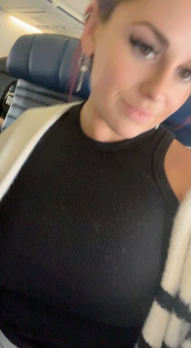 Yes I flashed on the plane ???#tittyflash https://t.co/0ivraDIHOj
