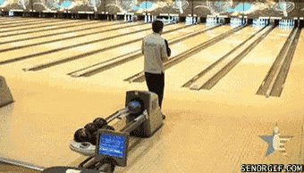 Personne faisant un strike au bowling sur la mauvaise ligne