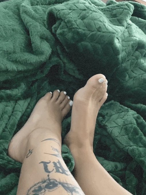 do you think my #feet are cute or too small? there’s only one answer. https://t.co/AWxcVDxhiE https://t