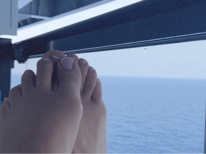 Boats and toes…. https://t.co/2XxRlE0ucS