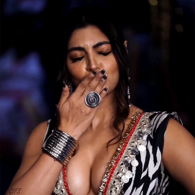 GPJFHyjaQAAICLF?format=jpg&name=small