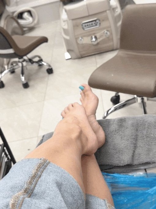 Summer ready baby flip flow tan started too!! https://t.co/avIxpPJSsY