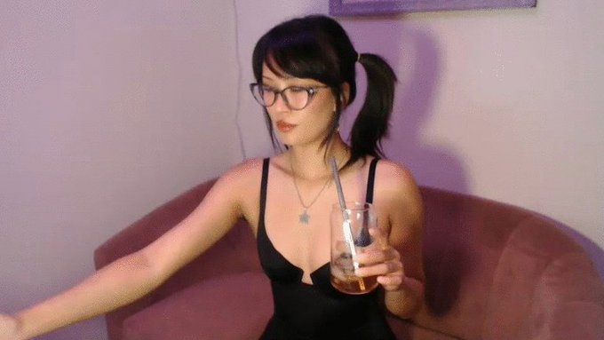 Come hang out with me :) https://t.co/X4yDVH3DYJ https://t.co/coJEZfrScH<a href="/tag/apclips"class="tags"><span>#apclips</span></a>