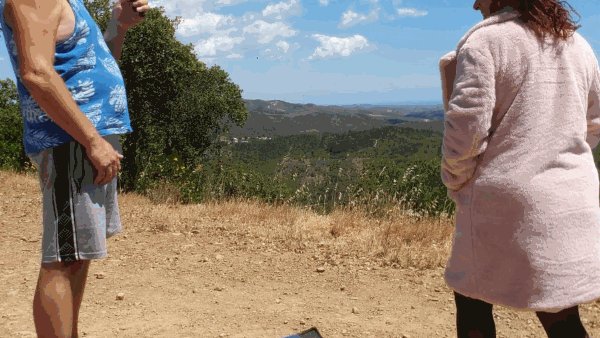 C'est ton anniversaire aujourd'hui et nous faisons du tourisme. Dans un endroit charmant, tu filmes la<a href="/tag/apclips"class="tags"><span>#apclips</span></a>