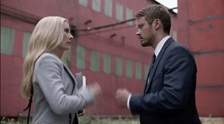 << 패트리엇 >> 형사와 용의자가 난데없이 주먹구구를 하는 장면.gif 정말 재밋고 잘만든 드라마야…. 리전, 애틀란타처럼 붕뜬 art 바이브인데 넘...