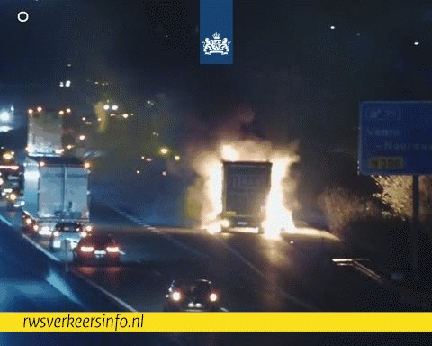 Vrachtwagenbrand op de A67 tussen Deersels en Venlo-Noordwest