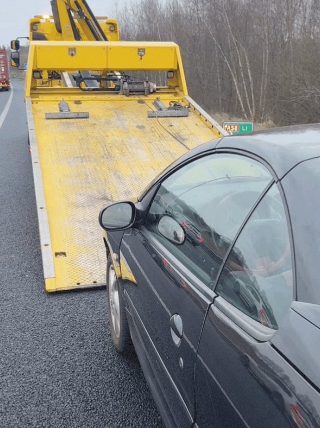 Auto op A58 op rijstrook geholpen naar vluchtstrook