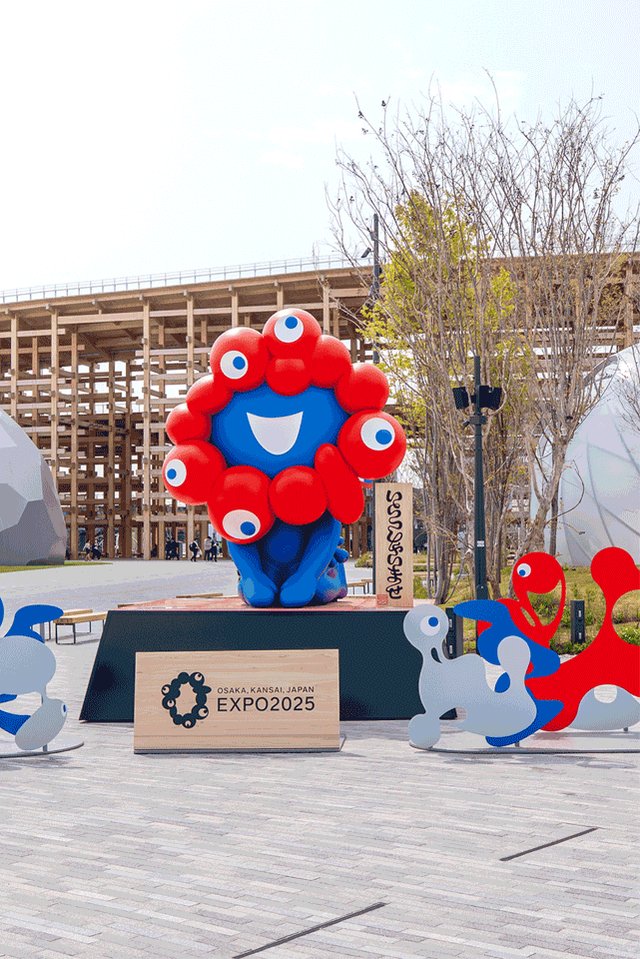 ゲートをくぐると、ミャクミャクがお出迎え🔴🔵 みなさんはどの角度